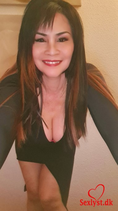 
					HejJeg hedder Vicky professionel massage.    Velkommen til God MASSAGE i 2500 Valby. Jeg er glad for at se dig.   Ring eller send besked for at bestil tid p nr.91964428 Kom og besg smukke, sde og dejlige piger, som tilbyder lkker og god massage i Valby. Vi har badevrelse. Du kan benytte bagdr. Gratis parkering for dig. *** Frste gang du kommer, fortl mig din nationalitet og alder.Du kan vlge disse behandlinger 1 time for 500 kr. eller 30 min. 300 kr.:- Thai-massage- Olie-massage- Thai+olie-massage- Tantra-massage- Fod-massage*** Har du srlige nsker til din behandling, s taler vi om det, nr du kommer.  Jeg har bent mandag-sndag kl.07.00-22.00      
				