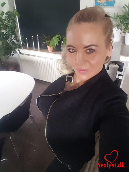 
					SNDAGS hygge :)GRATIS VIAGRA MEDFLGER !!!ESCORT SJLLAND ELLER BESG MIG. Har egen lejlighed i Roskilde.Drinks, Kold l, varm kaffe, varme hnder.. BLOWJOB UDEN KONDOMGARANTI FOR SPRJTEORGASME Dansk pige. 166 cm.64 KG LKKER lille NUMSE.SLANKE PNE BenFrk PornotsParty pige.Se Pornofilm sammen ?Rollespil ok.Glad og smilende af sind. Kreste oplevelseKontant, mp, og revolut ok.Primrt hele timer.( 1000 for halv time )Golden shower Ingen gratis SMS sex.Alle nationaliteter velkommen. Vi er alle bare mennesker der trnger til krlighed, hyggesnak og berring. Tosomhed. Eller bare ultra dirty sex. Er bde p watssapp og mobil.Skriv til mig :)Knus Diana 
				